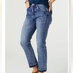 Coco + Carmen
EVERSTRETCH STRAIGHT ANKLE JEANS WITH CONTRAST BOTTOM